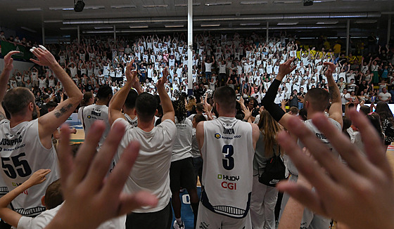 Basketbalisté Dína a jejich fanouci slaví výhru ve tetím finále s Opavou.