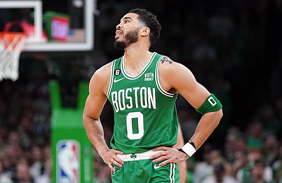 Jayson Tatum (0) z Boston Celtics zklamaný z vývoje sedmého zápasu s Miami Heat.