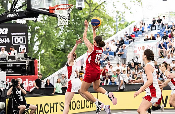 eská basketbalistka Albta Levínská zakonuje na kanadský ko v zápase MS 3x3.