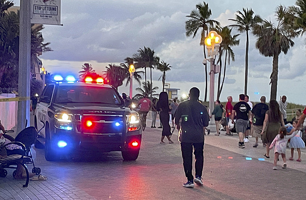 Po hádce dvou skupin na floridské pláži se střílelo, devět zraněných