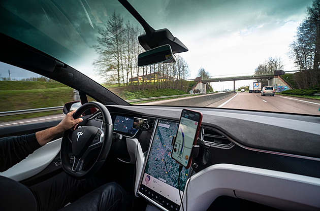 Tesla vás může zabít, v automobilce o tom vědí, potvrzuje únik informací