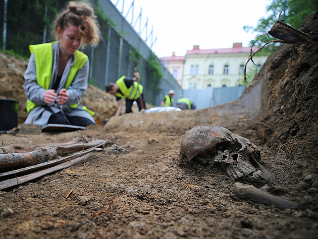 Díky chystané hale archeologové odkryli u jihlavského zimáčku hřbitov