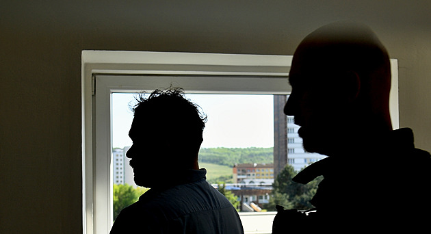 Při potyčce mu narkoman zabil dítě. Otec obviněný z výtržnictví je bez trestu