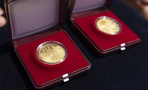 Kroměříž dostala k výročí pamětní minci, je zlatá a zobrazuje známé stavby