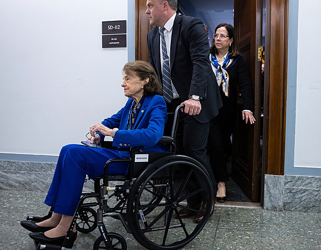 Radí jí i to, jak má hlasovat. Senátní boj se točí kolem devadesátileté demokratky