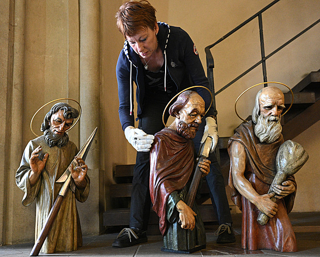 Tři sochy ze Staroměstského orloje převezli opravit, loni je poškodil návštěvník