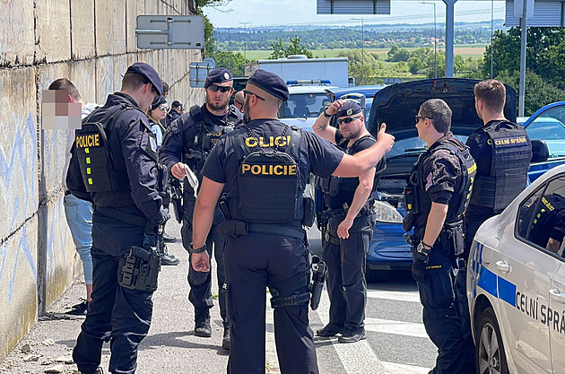 Místo pistolí kalkulačky. Detektivové počítají, jestli se jim letos vyplatí odejít kvůli nižším výsluhám