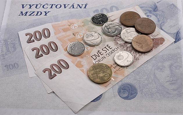Mnozí Češi žijí od výplaty k výplatě.