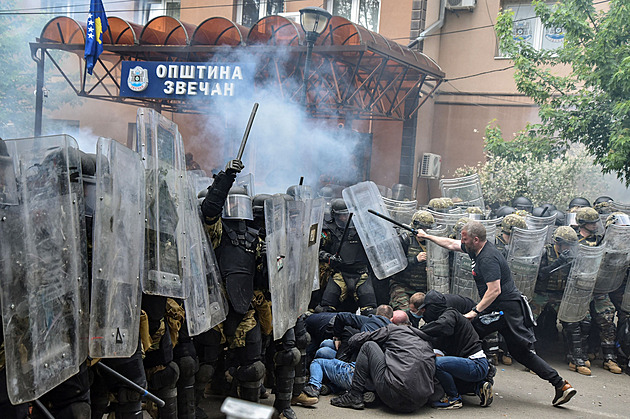 Od vajíček k slznému plynu a zraněným mírotvůrcům. Kosovo se zase pere se Srby