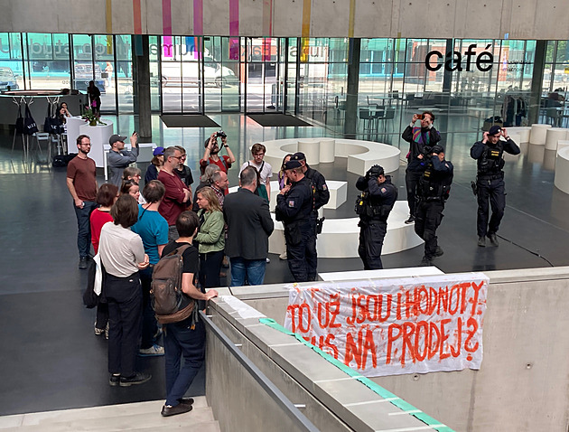 Konference greenwashingu na univerzitě, nadávali studenti. Přijela na ně policie