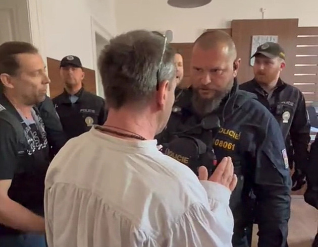 Podporovatelé Peterkové napadli kameramana iDNES.tv. To jsem ještě nezažil, říká