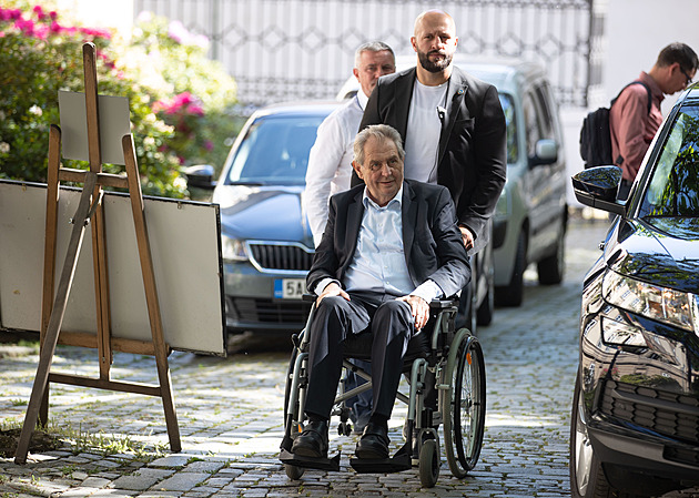 Problematické zastoupení právníka, lov i zakázky, míní kontrola o hospodaření Hradu za Zemana