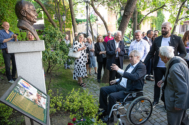 Zeman debatoval s příznivci, položil růže u busty Francoise Mitterranda