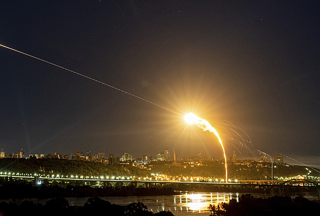 Rusko hlásí masivní útok ukrajinských dronů. Hoří základna, vypadl proud