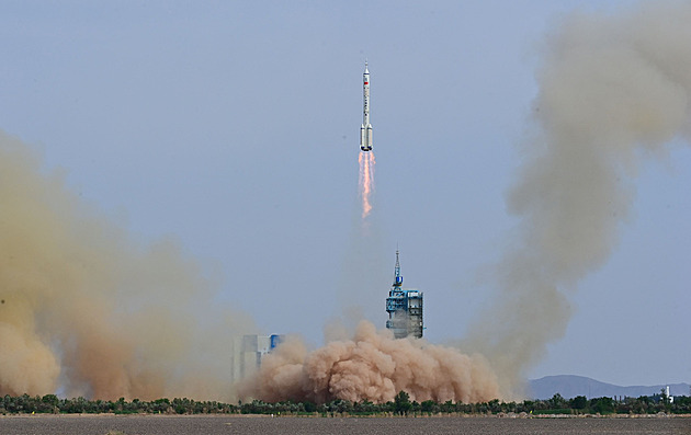 Čína vyslala na svou stanici nové kosmonauty a dalším plánuje let na Měsíc