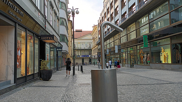 <p>V ulicích Prahy začala instalace mlžítek, která v horkém létě krásně ochladí. Mlžítko v Havířské ulici v Praze 1 na Starém Městě.</p>