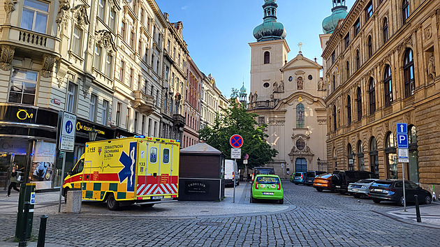 <p>Záchranná služba dnes ráno zasahovala v Praze 1  na Starém Městě v Havelské ulici.  Co se asi stalo? Je nutné připomenout, že v  souvislosti  s nastupujícími horkými  dny budou mít  záchranáři napilno kvůli kolapsům z horka. Lidé by měli dodržovat pitn