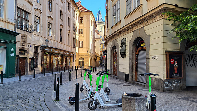<p>Praha je plná sdílených koloběžek, které zabírají místo na chodnících. Tento snímek jsem pořídil v Praze 1 na Starém Městě v Melantrichově ulici.</p>