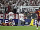 Paulo Dybala z AS Řím (vlevo), překonává brankáře Sevilly ve finále Evropské...