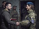 Ukrajinský prezident Volodymyr Zelenskyj vyznamenal vojáky bojující v Doncké...