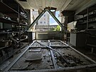 Okno rozbité pi ruském ostelování leí na podlaze ve fyzikáln-technickém...