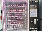 Automat na maso stojí nov u vchodu do obchodního centra Forum Liberec. Z...