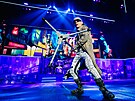 Zpvák Bruce Dickinson na koncert Iron Maiden v Praze v O2 aren (30. 5. 2023)