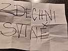 Anonymn� vzkaz, kter� se objevil v po�tovn� schr�nce man�el� Lho�anov�ch pot�,...