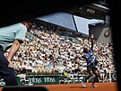 véd Elias Ymer servíruje v zápase prvního kola Roland Garros.