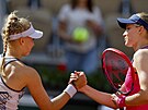 Brenda Fruhvirtová (vlevo) a Jelena Rybakinová si podávají ruce po zápase v...
