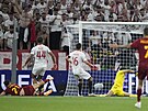 Paulo Dybala z AS ím (vlevo), pekonává brankáe Sevilly ve finále Evropské...