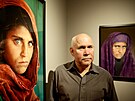 Americký fotograf Steve McCurry pózuje vedle svých fotografií "afghánské dívky"...