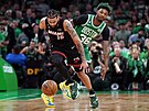 Caleb Martin (16) z Miami Heat uniká Marcusi Smartovi z Boston Celtics.