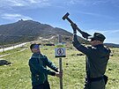 Pracovn�k Spr�vy Krkono�sk�ho n�rodn�ho parku s polsk�m kolegou osazuj� tabulku...