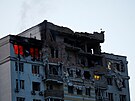 Po ruském útoku dron na Kyjev hoela vysokopodlaní obytná budova. (30. kvtna...