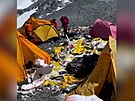 Na Mount Everest se hromadí odpadky. Je jich a tisíc kilo, varuje prvodce