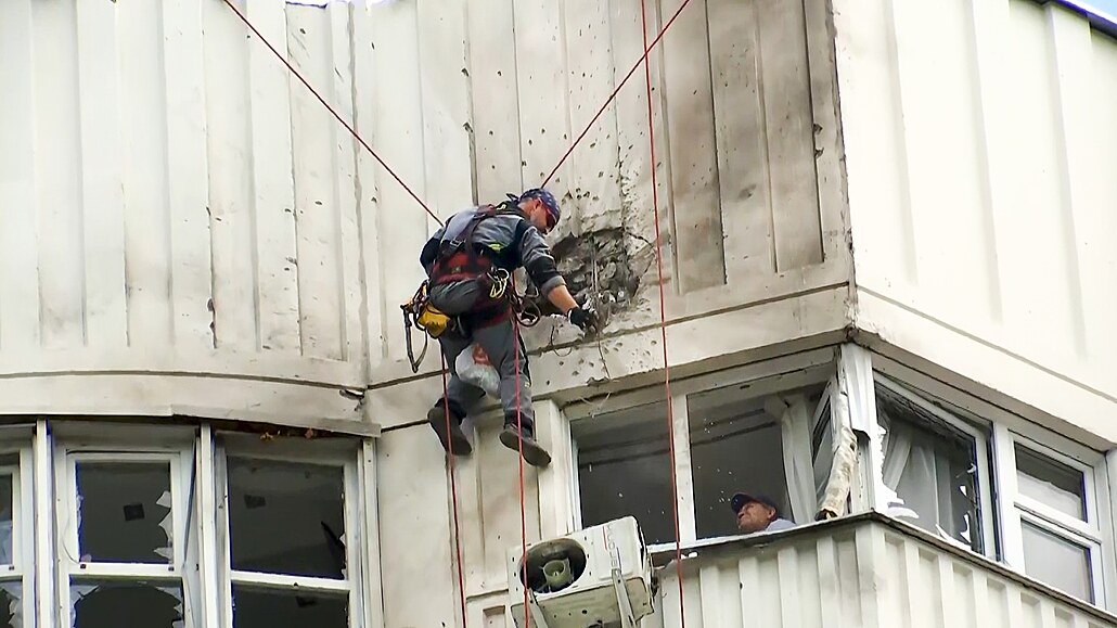 Pracovník zjiuje kody na moskevské obytné budov, zpsobené útokem dron.