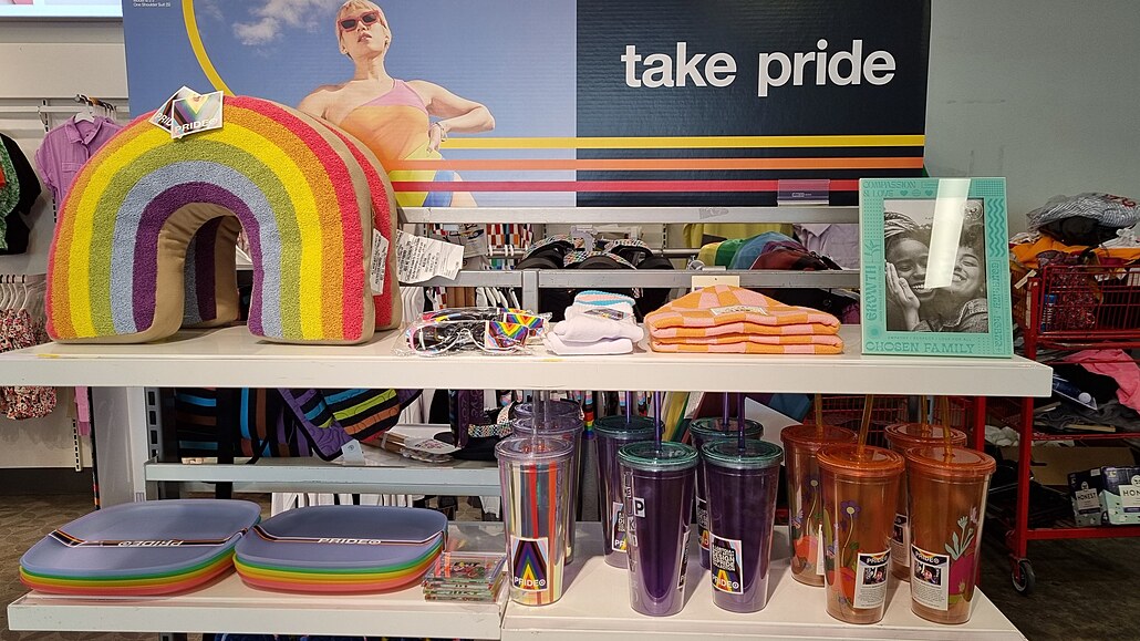 Zboí s LGBT tématikou prodávané v prodejnách amerického etzce Target...