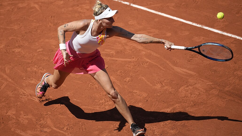 Markéta Vondroušová v akci ve druhém kole na Roland Garros.