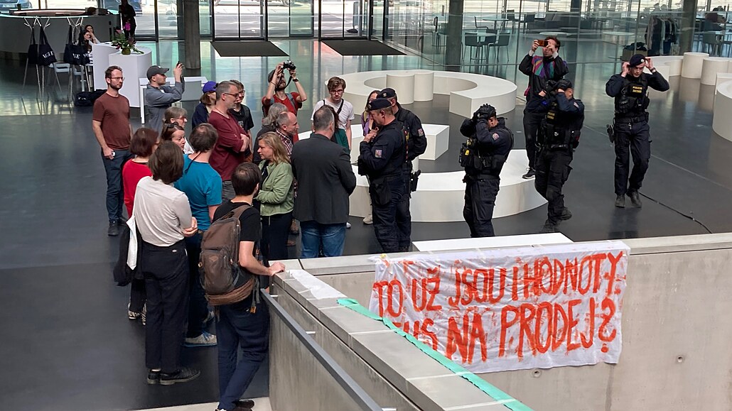 Studenti protestující proti konferenci Vogue na FHS (25. kv�tna 2023)