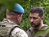 Ukrajinský prezident Volodymyr Zelenskyj vyznamenal vojáky bojující v Doněcké...
