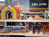 Zboží s LGBT tématikou prodávané v prodejnách amerického řetězce Target...