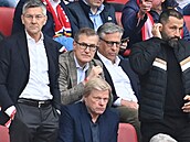 Odvolaný generální ředitel Oliver Kahn (dole), vlevo od něj preziden Bayernu...