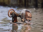Americký fotograf Steve McCurry a jeho snímek ze série fotografií záplav v...