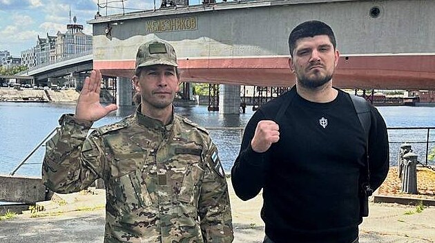 Velitel Legie Svoboda Ruska zvan Czar (vlevo) a vdce Ruskho dobrovolnickho korpusu Denis Nikitin   