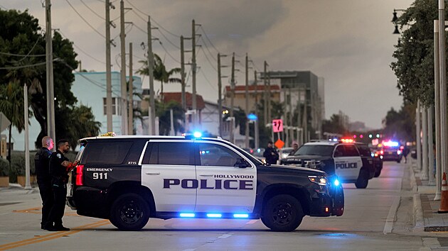 Po hádce dvou skupin lidí na plážové promenádě na Floridě se střílelo, několik zraněných . (29. května 2023)