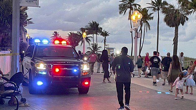 Po hádce dvou skupin lidí na plážové promenádě na Floridě se střílelo, několik zraněných . (29. května 2023)