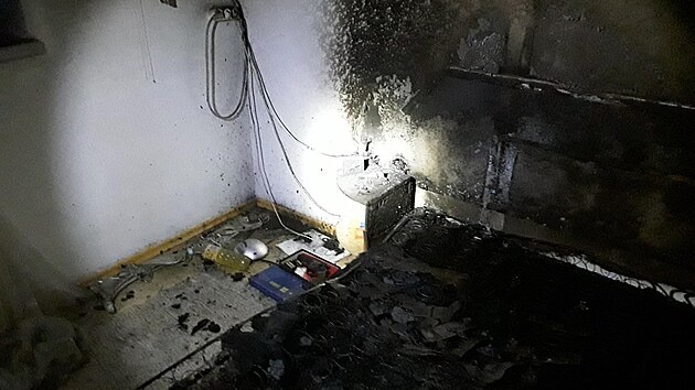 V hořícím pokoji v prvním patře rodinného domu v Horní Moštěnici na Přerovsku zůstal uvězněn 90letý muž. Zachránili ho policisté, kteří ho našli v zakouřeném pokoji.