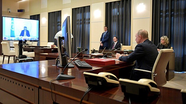 Ruský prezident Vladimir Putin se ze své rezidence v Novo-Ogarjovu u Moskvy účastní videokonference. (26. března 2020)