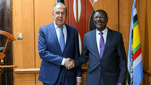 Pedseda keskho Nrodnho shromdn Moses Wetangula si podv ruku s ruskm ministrem zahrani Sergejem Lavrovem bhem setkn v keskm Nairobi. (29. kvtna 2023)